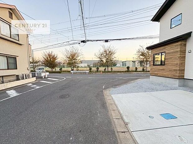 前面道路は7ｍ×8ｍ！陽当り良好な立地です。車庫入れが苦手な方も安心ですね。