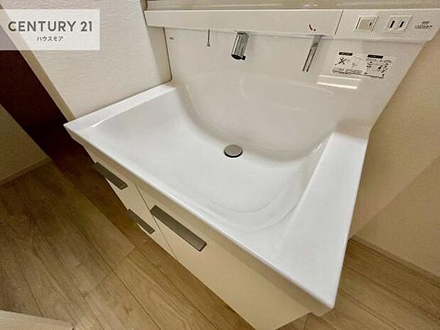 深い洗面台ボウルは、水が跳ねにくいのでお手入れが楽々！清潔感が保てます！キレイな洗面所で自分磨きのモチベーションが上がりますね！