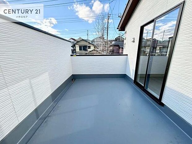 広々としたバルコニーで一日の始まりをスタート！お洗濯ものをたっぷり気持ちよく干せます！