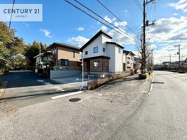 前面道路15.9ｍ×5.9ｍ！陽当り良好な立地です。車庫入れが苦手な方も安心ですね。