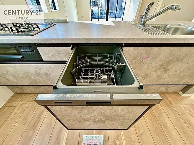 食洗機付き！忙しい時や冬場は手荒れ防止として大活躍します！ビルトイン仕様なので、場所も取らず調理スペースも広く使えて手際よく作業が出来ます！
