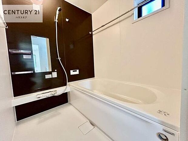 1日の疲れをしっかりと癒してくれる浴室です。おうちの素敵なリラクゼーション場所ですね。