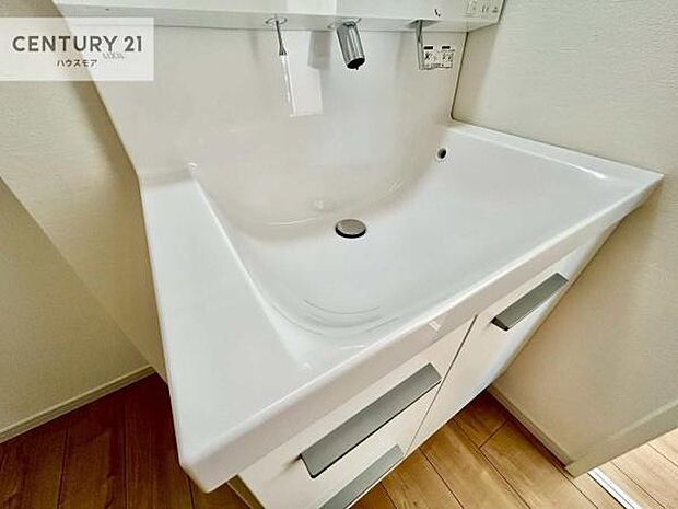 深い洗面台ボウルは、水が跳ねにくいのでお手入れが楽々！清潔感が保てます！キレイな洗面所で自分磨きのモチベーションが上がりますね！