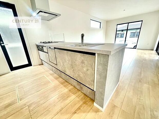 大人気の対面式システムキッチンを採用しています！ご家族のコミュニケーションが自然と増える設計です。お子様にも目が届くので嬉しいですね。食洗器付きで毎日の家事をスムーズに！