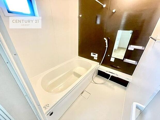 1日の疲れをしっかりと癒してくれる浴室です。おうちの素敵なリラクゼーション場所ですね。
