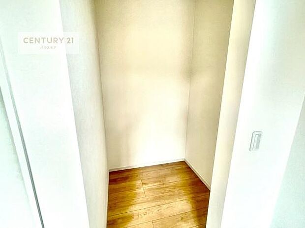 ウォークインクローゼット付きです。たくさんのお洋服などを収納しておけそうですね！他にも扇風機や加湿器など季節物の大きな家電も収納できます。