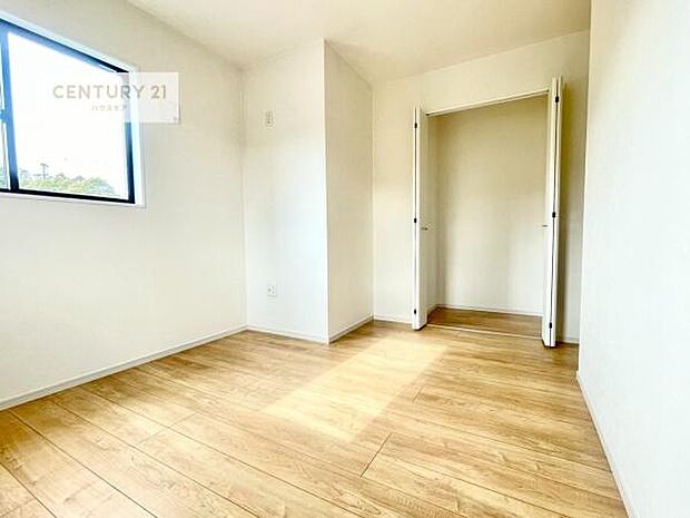 洋室は子供部屋や寝室、色々と用途多彩に利用できますね。収納スペース付き！