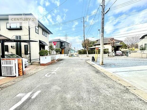 前面道路5.9ｍ×6ｍ！陽当り良好な立地です。車庫入れが苦手な方も安心ですね。