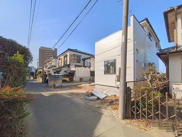 前面道路は4ｍ！陽当り良好な立地です。車庫入れが苦手な方も安心ですね。