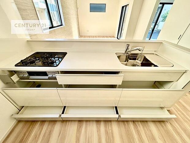 収納スペースが豊富で、調理スペースがスッキリと片付きひろ〜く活用できます！快適に作業ができます！毎日の料理が捗ります！