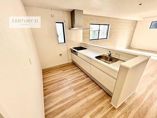 大人気の対面式システムキッチンを採用しています！ご家族のコミュニケーションが自然と増える設計です。お子様にも目が届くので嬉しいですね。広々使えて快適に作業が進みます。