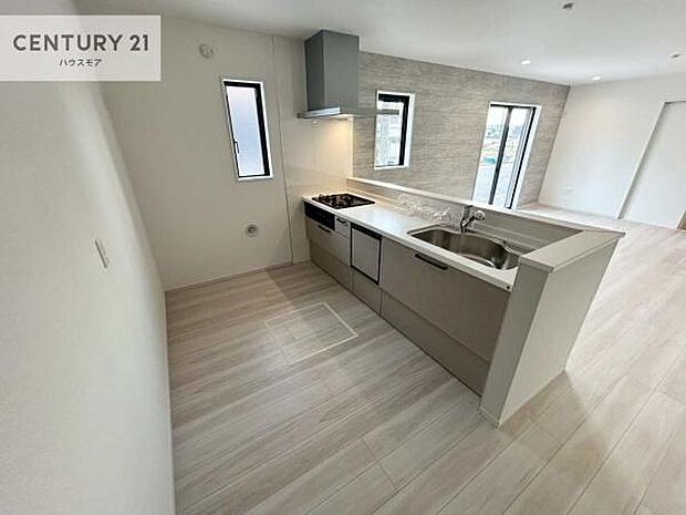 大人気の対面式システムキッチンを採用しています！ご家族のコミュニケーションが自然と増える設計です。お子様にも目が届くので嬉しいですね！広々使えて快適に作業が進みます。