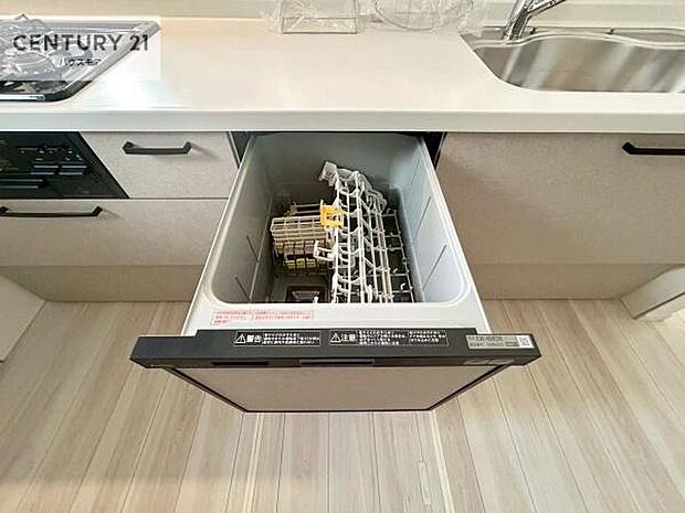 食洗機付きのキッチンです！忙しい時や手荒れ防止として大変活躍する便利な仕様です！ビルトインなのでキッチンの場所を取らず調理スペースを広く使うことが出来ます！