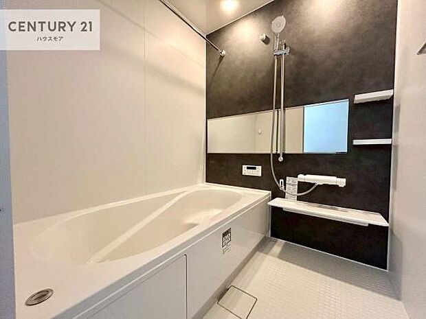 落ち着きある大人の雰囲気のバスルームは、味が出ていてバスタイムが充実！お仕事頑張っているご褒美にお好みの匂いの入浴剤を入れて、楽しんでみてはいかがでしょうか？