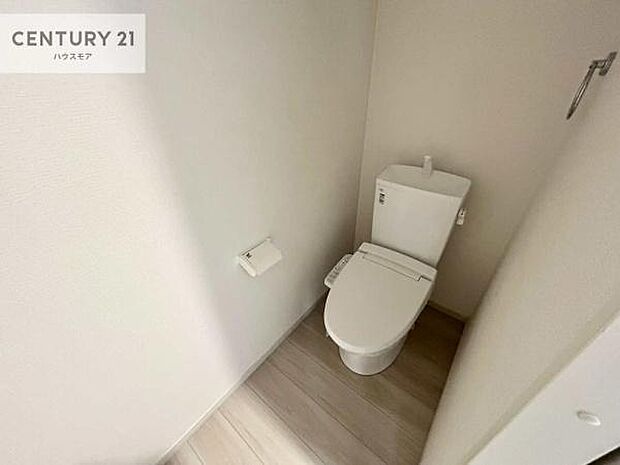 1・2階にトイレがございます！朝の忙しい時間帯も待たずにすみそうですね。白を基調とした清潔感のあるトイレでお手入れがしやすいです！