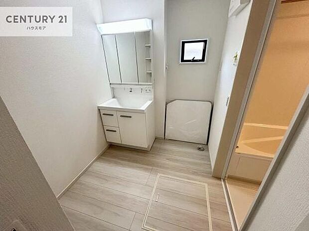 小窓付きの明るい洗面室です！湿気もすぐに入れ替えができて清潔に保つことができます！自然光が差し込むのでお化粧の仕上がりも良くなりますね！
