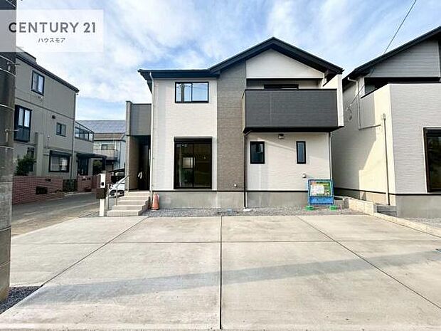 駐車スペースは2台分あります！セカンドカーはもちろん、バイクや自転車なども置き場所に困りません。