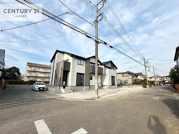 前面道路は6ｍ×6ｍ！陽当り良好な立地です。車庫入れが苦手な方も安心ですね。