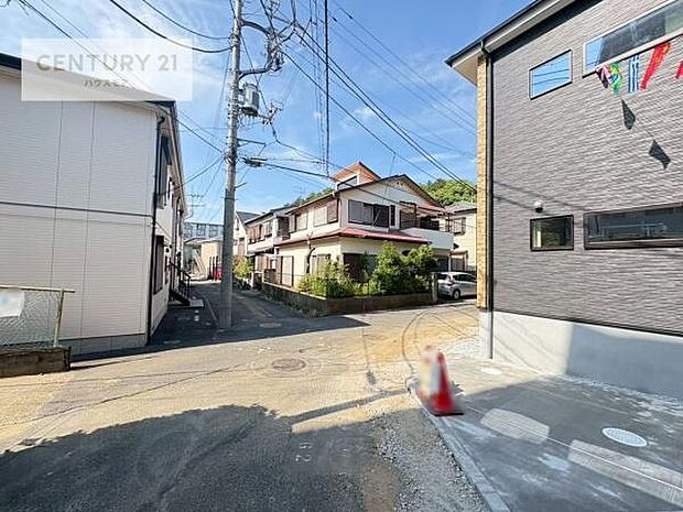 前面道路4.7ｍ×4ｍ陽当り良好な立地です。車庫入れが苦手な方も安心ですね。