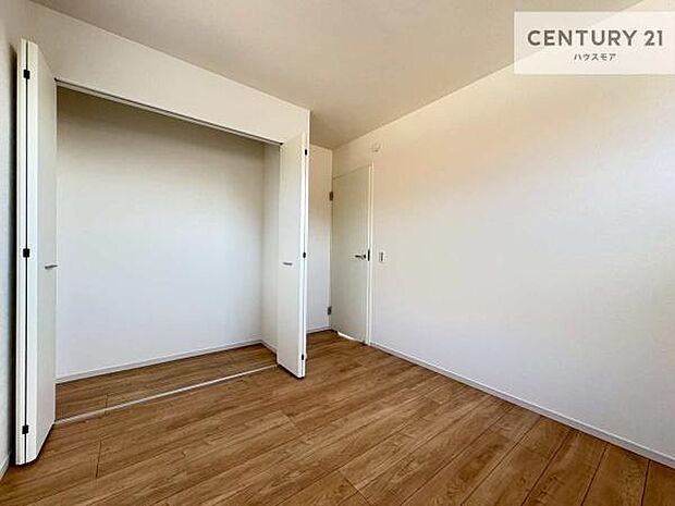 掃き出し窓がないお部屋は、お子様のお部屋としても安心です！収納スペースも充実しているので散らかったお部屋をサッと片付けられます！