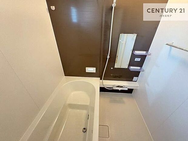 落ち着きある大人の雰囲気のバスルームは、味が出ていてバスタイムが充実！お仕事頑張っているご褒美にお好みの匂いの入浴剤を入れて、楽しんでみてはいかがでしょうか？