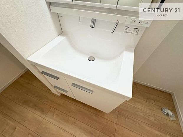 深い洗面台ボウルは、水が跳ねにくいのでお手入れが楽々！清潔感が保てます！キレイな洗面所で自分磨きのモチベーションが上がりますね！