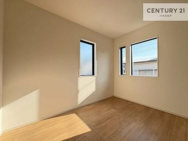 明るい室内は、風通しも良く、明るく大変居心地の良い空間となっております。リラックスして過ごせる心地の良いお部屋です！朝の目覚めがスッキリしますね！