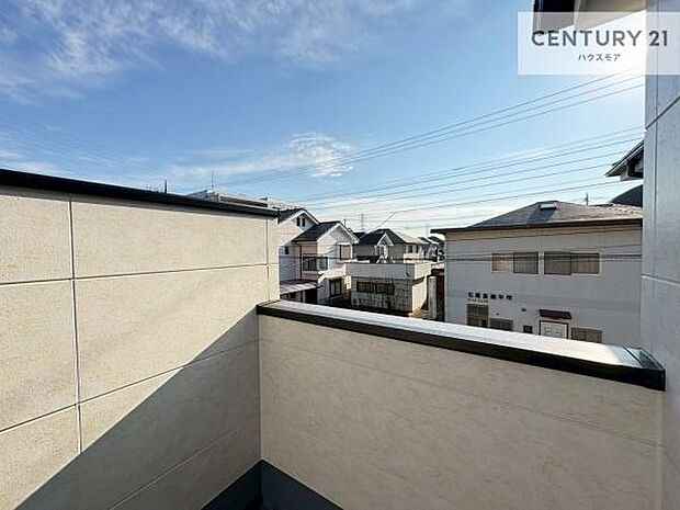 晴れた日には青い空を見渡せる開放的な時間を楽しめます。気持ちの良い風が通り抜ける街並みです！