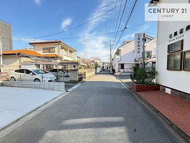 前面道路は5ｍ！陽当り良好な立地です。車庫入れが苦手な方も安心ですね。