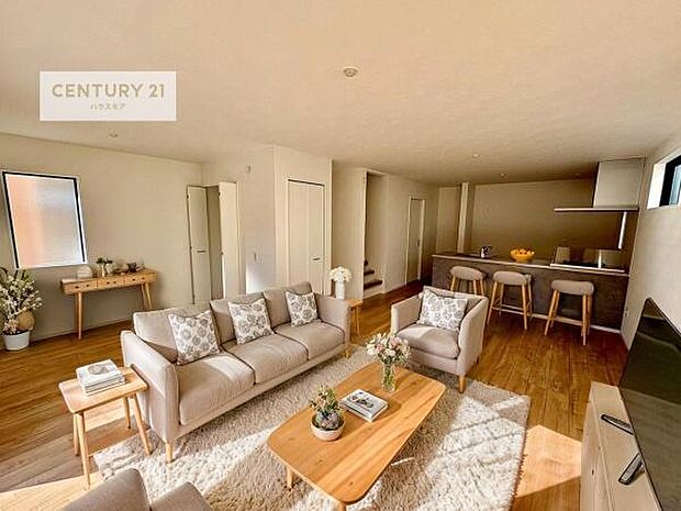 家具はCGパースです。大切な家族が集まるからこそLDKにはこだわりたい。子供たちが元気に笑いながら走り回っている姿を見た時が「広い家にして良かった」と思う瞬間です。