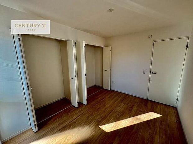 たっぷりの収納スペースで、暮らしがすっきり整う住まい。家族の荷物もきれいに片付き、毎日を快適に過ごせます。