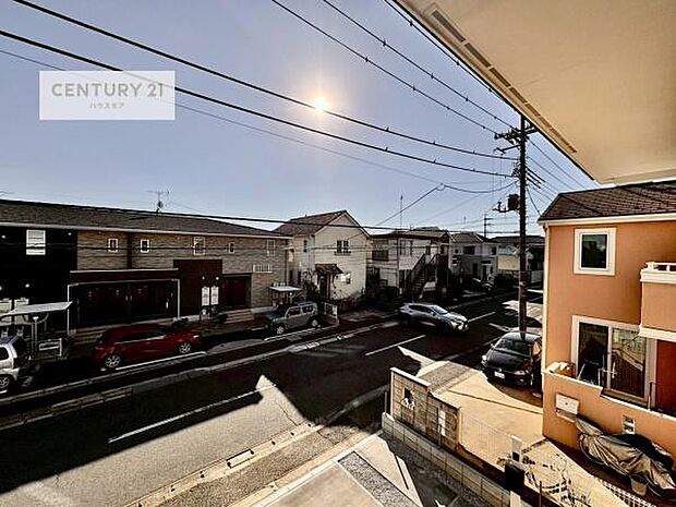 眺望良好なバルコニー。お天気のいい日にはバルコニーへでてリフレッシュするのもいいですね！