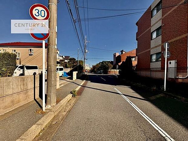 前面道路8.9ｍ！陽当り良好な立地です。車庫入れが苦手な方も安心ですね。