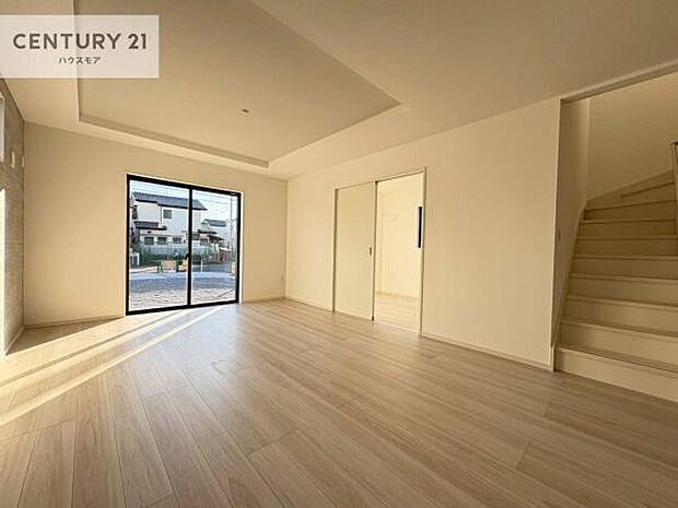 優しい陽だまりがリビングを包んでくれて居心地の良い空間を演出してくれます！くつろぎの時間を過ごせます！