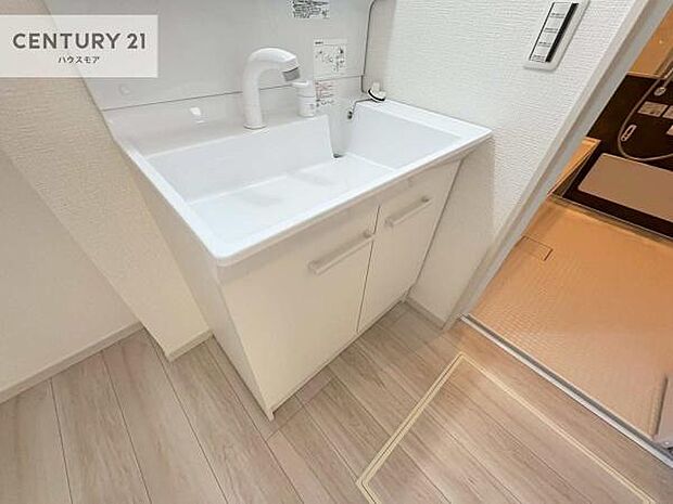 深い洗面台ボウルは、水が跳ねにくいのでお手入れが楽々！清潔感が保てます！キレイな洗面所で自分磨きのモチベーションが上がりますね！