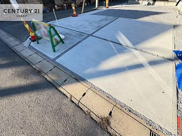 駐車スペースは3台分あります！セカンドカーはもちろん、バイクや自転車なども置き場所に困りません。