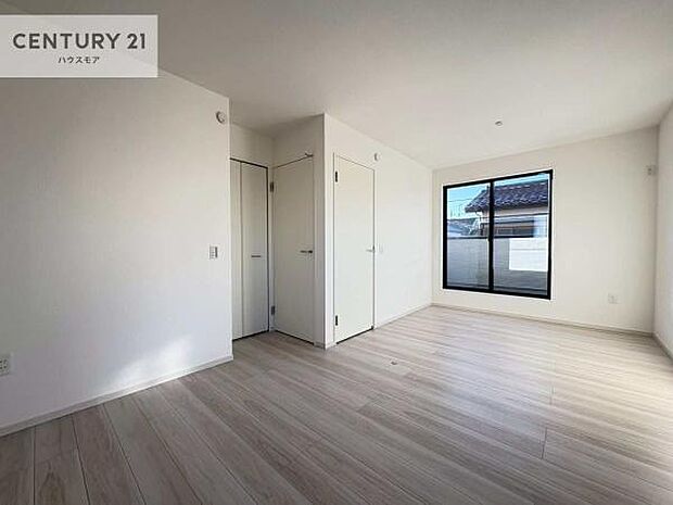 ライフスタイルに合わせて5.5帖と4.5帖の2部屋に分けることが可能です！明るく開放感のある洋室です。