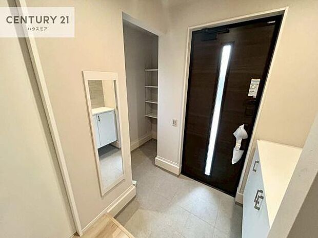 シューズインクローク付きです！シューズだけでなくベビーカーや折り畳み自転車、アウトドア用品もスッキリと片付けられます！