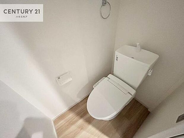 1・2階にトイレがございます！朝の忙しい時間帯も待たずにすみそうですね。白を基調とした清潔感のあるトイレでお手入れがしやすいです！