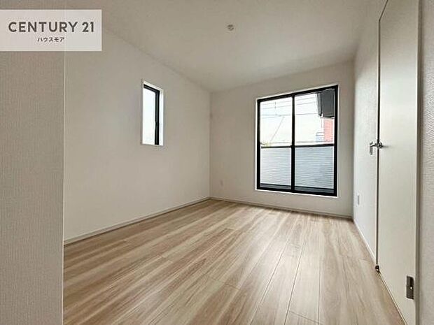 明るい室内は、風通しも良く、明るく大変居心地の良い空間となっております。リラックスして過ごせる心地の良いお部屋です！