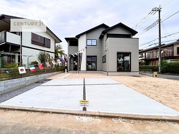 駐車スペースは2台分あります！セカンドカーはもちろん、バイクや自転車なども置き場所に困りません。【現地販売会開催中】