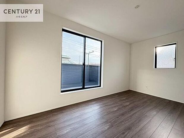 バルコニーに面している洋室です。明るく温もりがあり、換気もしっかりできます！朝起きて、外に出て背伸びをしつつ深呼吸をし良い朝を迎え入れることができます。