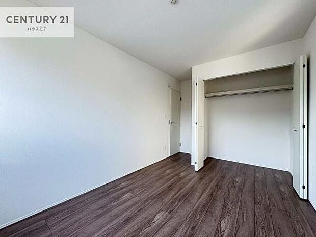 掃き出し窓がないお部屋は、お子様のお部屋としても安心です！収納スペースも充実しているので散らかったお部屋をサッと片付けられます！