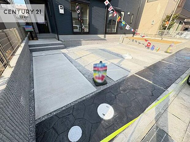 駐車スペースは2台分あります！セカンドカーはもちろん、バイクや自転車なども置き場所に困りません。