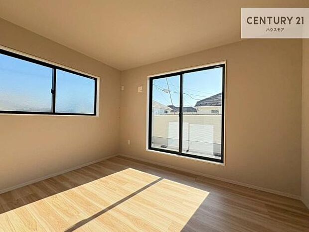 バルコニーに面している洋室です。明るく温もりがあり、換気もしっかりできます！朝起きて、外に出て背伸びをしつつ深呼吸をし良い朝を迎え入れることができます。