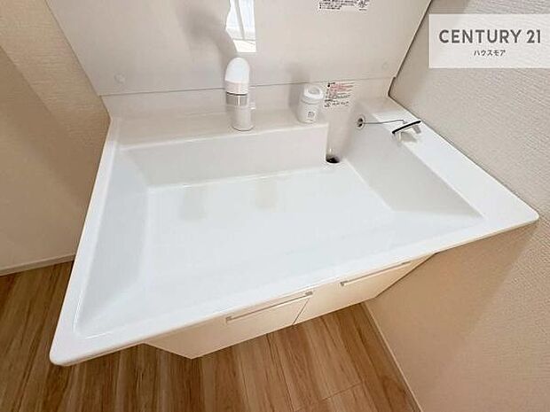 深い洗面台ボウルは、水が跳ねにくいのでお手入れが楽々！清潔感が保てます！キレイな洗面所で自分磨きのモチベーションが上がりますね！
