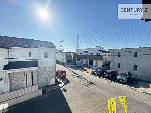 晴れた日には青い空を見渡せる開放的な時間を楽しめます。気持ちの良い風が通り抜ける街並みです！