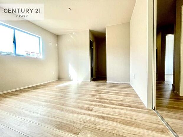 10.3帖ある洋室は広々ゆったりした空間です！ベットを置いてもゆとりがあるので寝室に向いています！