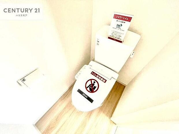 1・2階にトイレがございます！朝の忙しい時間帯も待たずにすみそうですね。白を基調とした清潔感のあるトイレでお手入れがしやすいです！