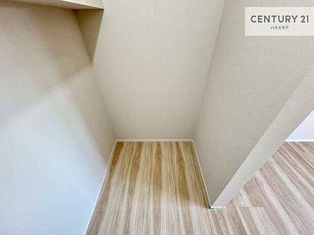 ウォークインクローゼット付きです。たくさんのお洋服などを収納しておけそうですね！他にも扇風機や加湿器など季節物の大きな家電も収納できます。